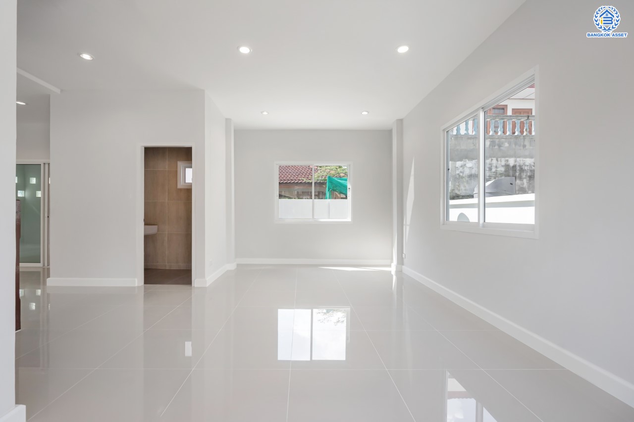 บ้านมือสองตกแต่งใหม่ คุณภาพแบรนด์ LH ม.ชลลดา บางบัวทอง เนื้อที่ 62 ตร.ว. ตกแต่งหรูหรา ฟังก์ชันจัดเต็ม 3 ห้องนอน 2 ห้องน้ำ จอดรถได้ 2 คัน พร้อม Facilities ครบ! บนทำเลคุณภาพ เชื่อมต่อได้หลายเส้นทาง ใกล้เซ็นทรัลเวสต์เกต และรถไฟฟ้า "สถานีบางพลู"